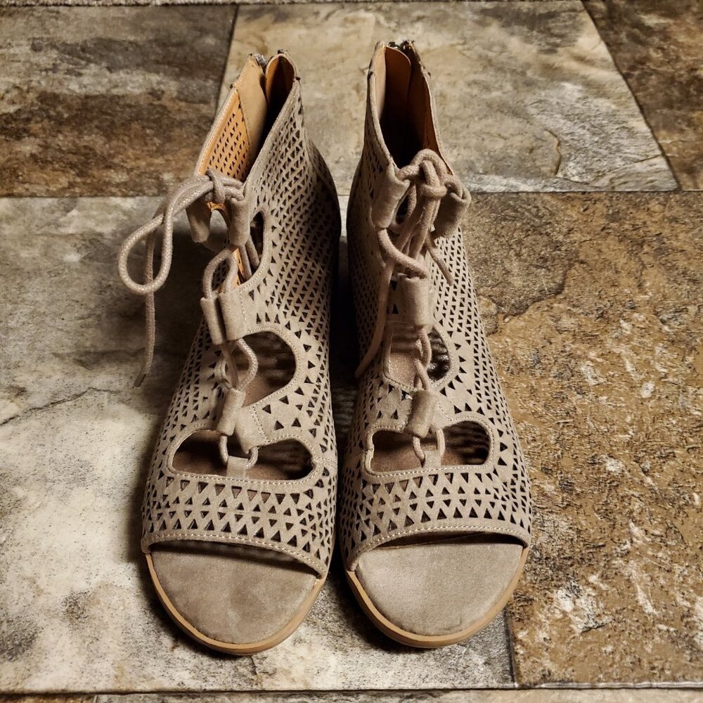 BKE Kinni Sandals Brown Stacked Heel Back Zipper Lace Up Cutout Womens 8.5 Brown